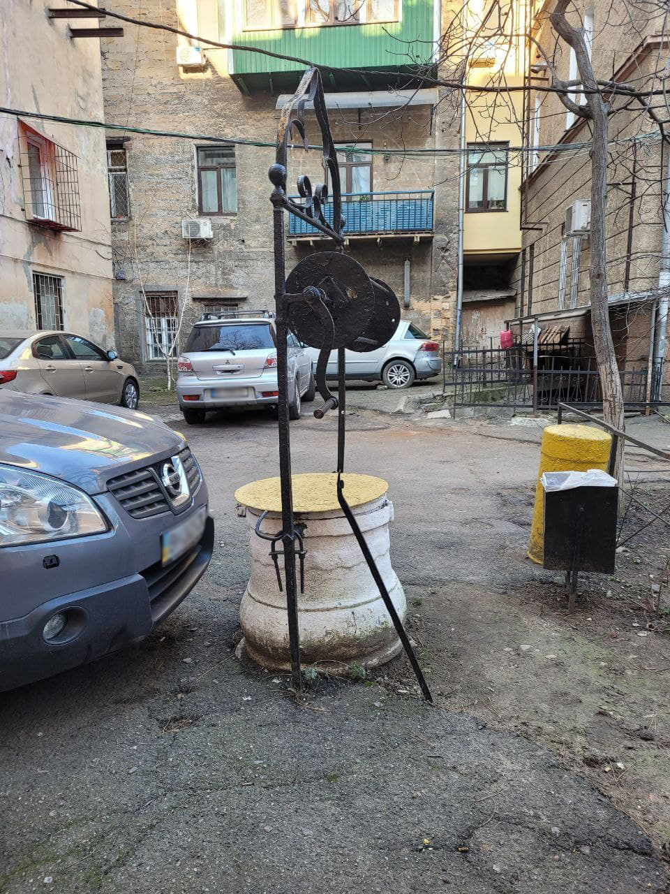 Мраморный оголовок на улице Елисаветинской, 9.