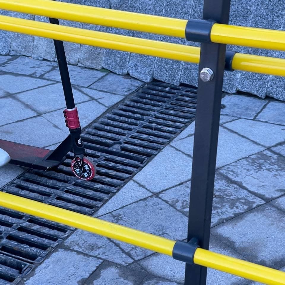 В решетке ливневой канализации могут застревать колеса самокатов и велосипедов.