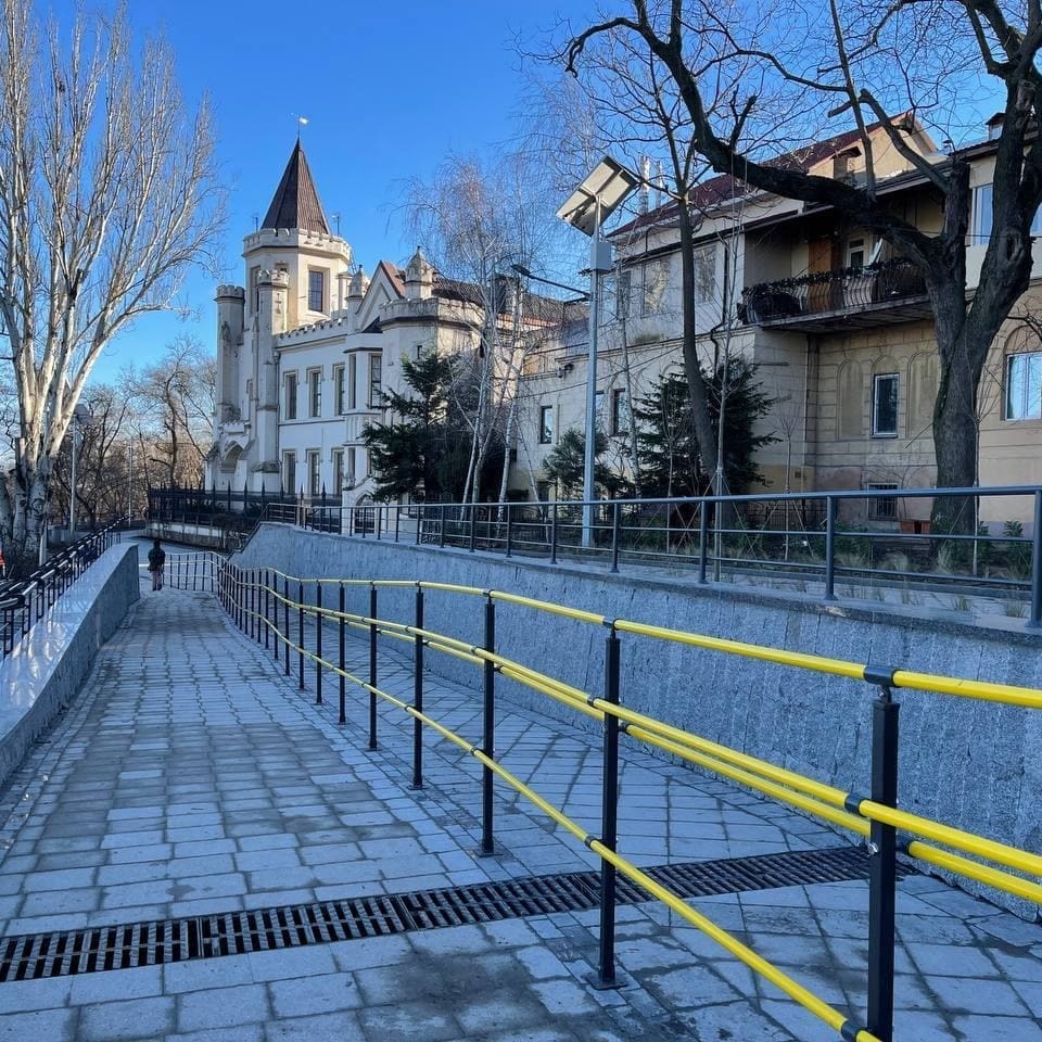 В решетке ливневой канализации могут застревать колеса самокатов и велосипедов.