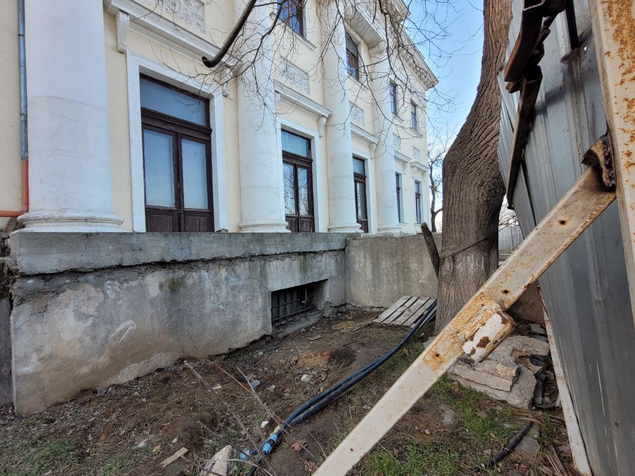 Воронцовский дворец за оградой.