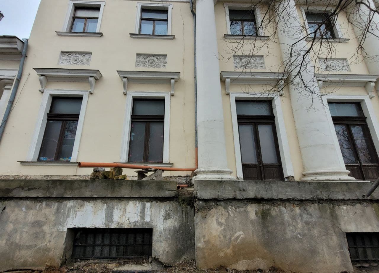 Воронцовський палац за парканом.