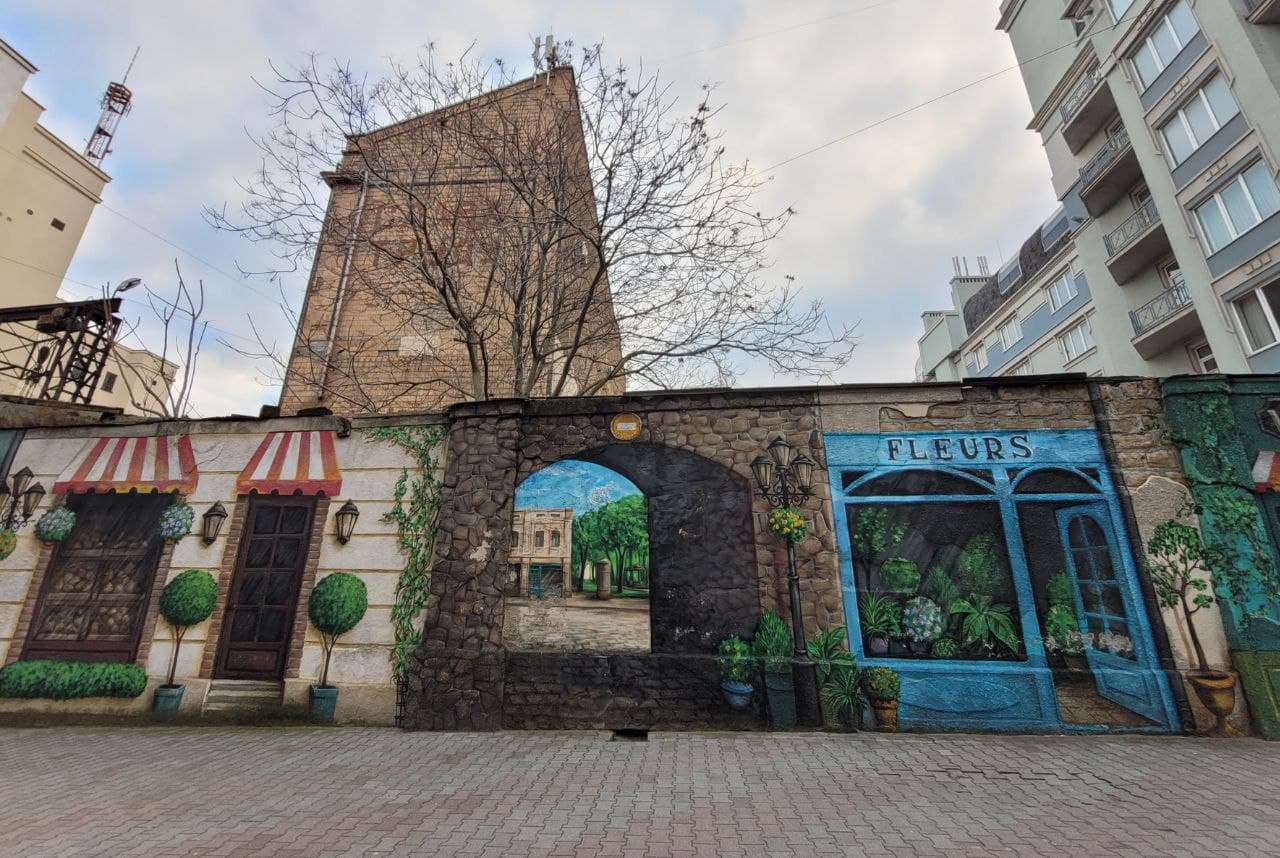 Барвистий паркан на вулиці Троїцькій.