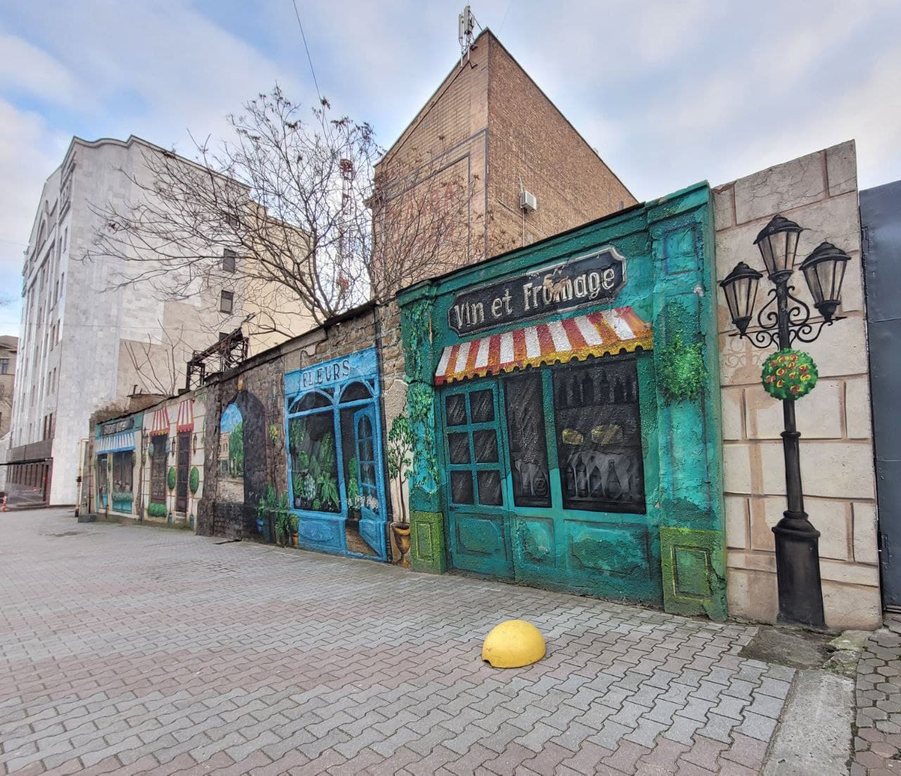 Барвистий паркан на вулиці Троїцькій.