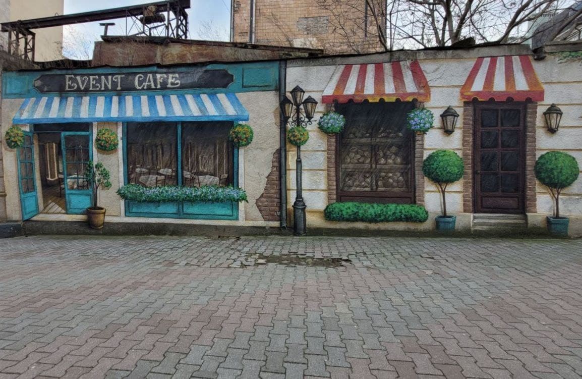 Красочный забор на улице Троицкой.