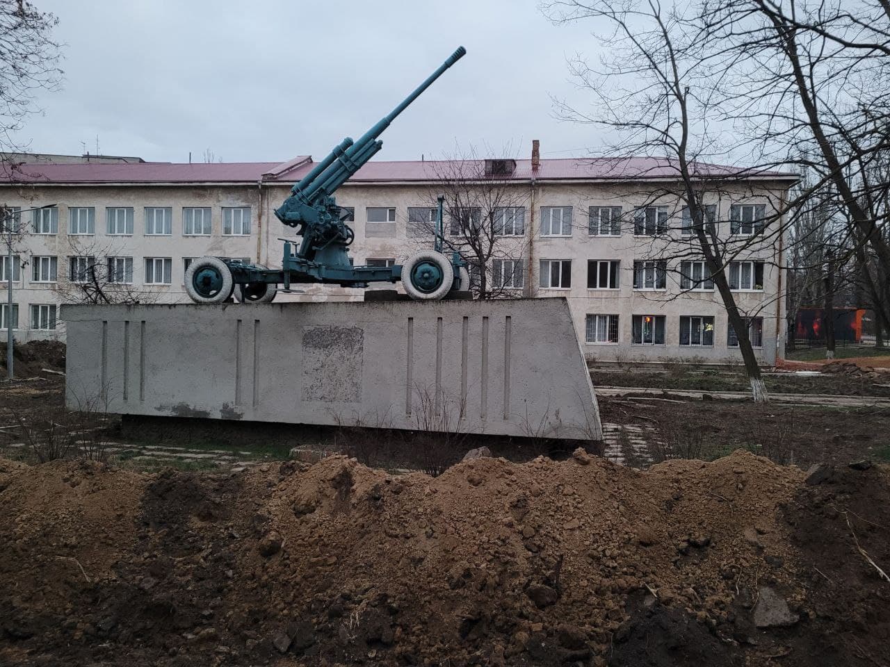 Территория вокруг пушки разрыта.