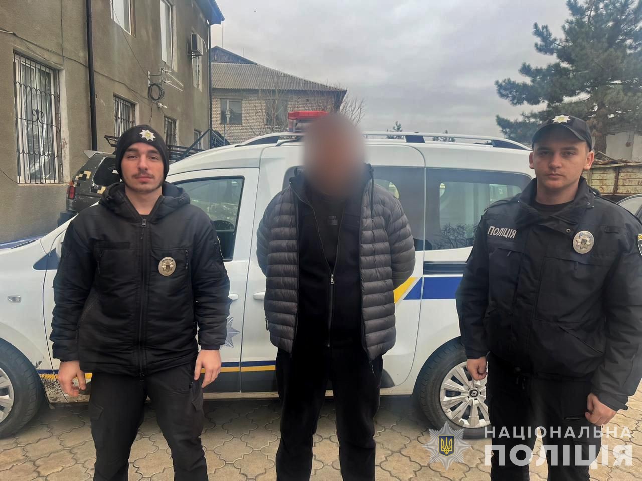 Затриманий водій, який на смерть збив хлопця, та поліцейські.