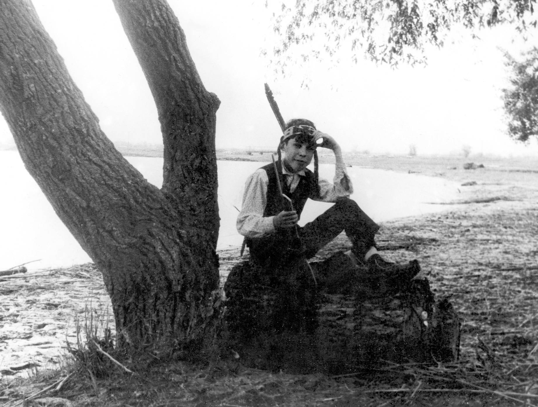 Василий Рябченко играет в индианца в селе Маяки в 1964 году.