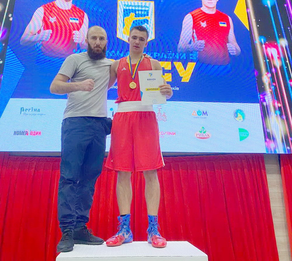 Золотой призер чемпионата Украины по боксу (U-22) Илья Мельничук с тренером Нареком Андреасяном.