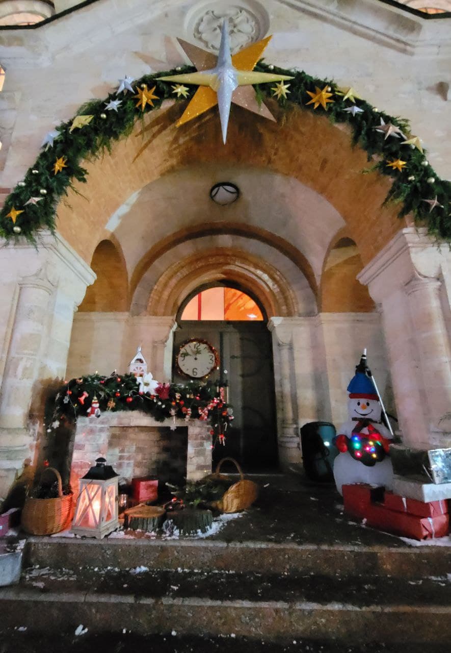 Новогодняя инсталляция у входа в Кафедральный Собор святого Павла (Кирха).