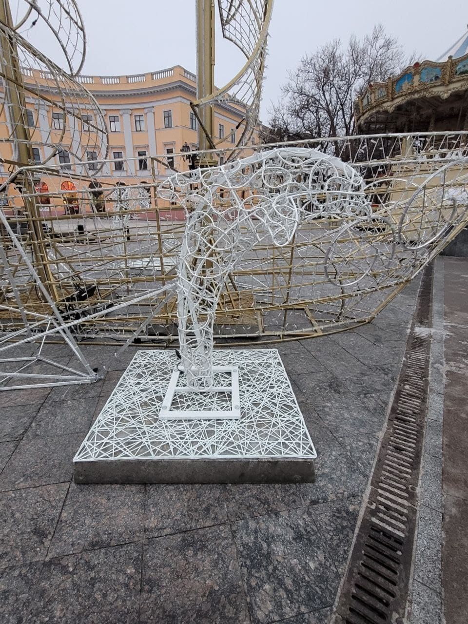 Светодиодные инсталляции на Приморском бульваре.