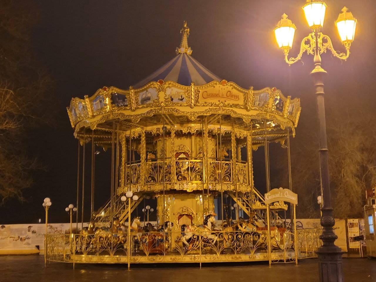 На Приморском бульваре установили новогоднюю карусель. Фото: Марии Чекаревой