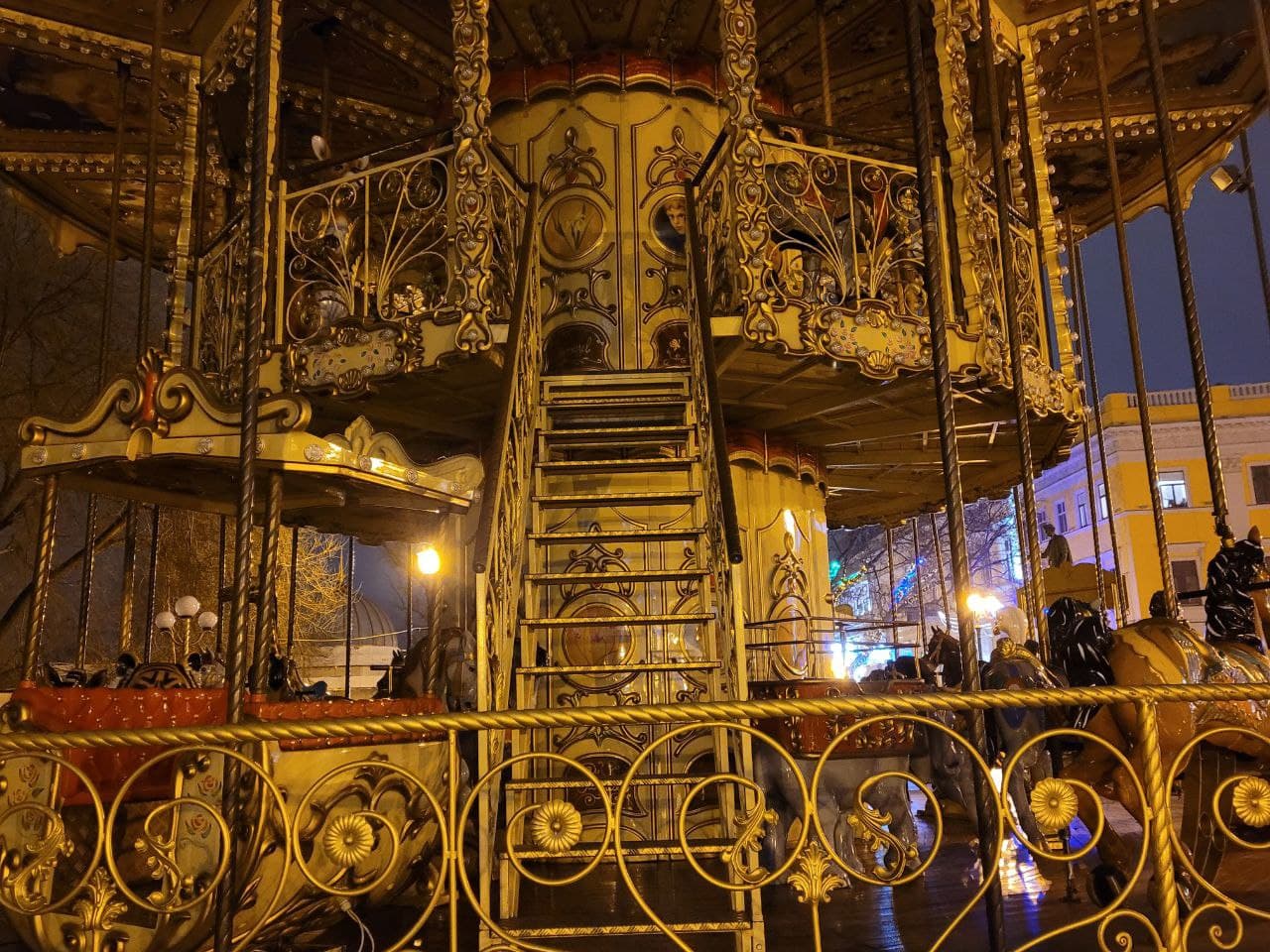 Карусель состоит из двух ярусов. Фото: Марии Чекаревой