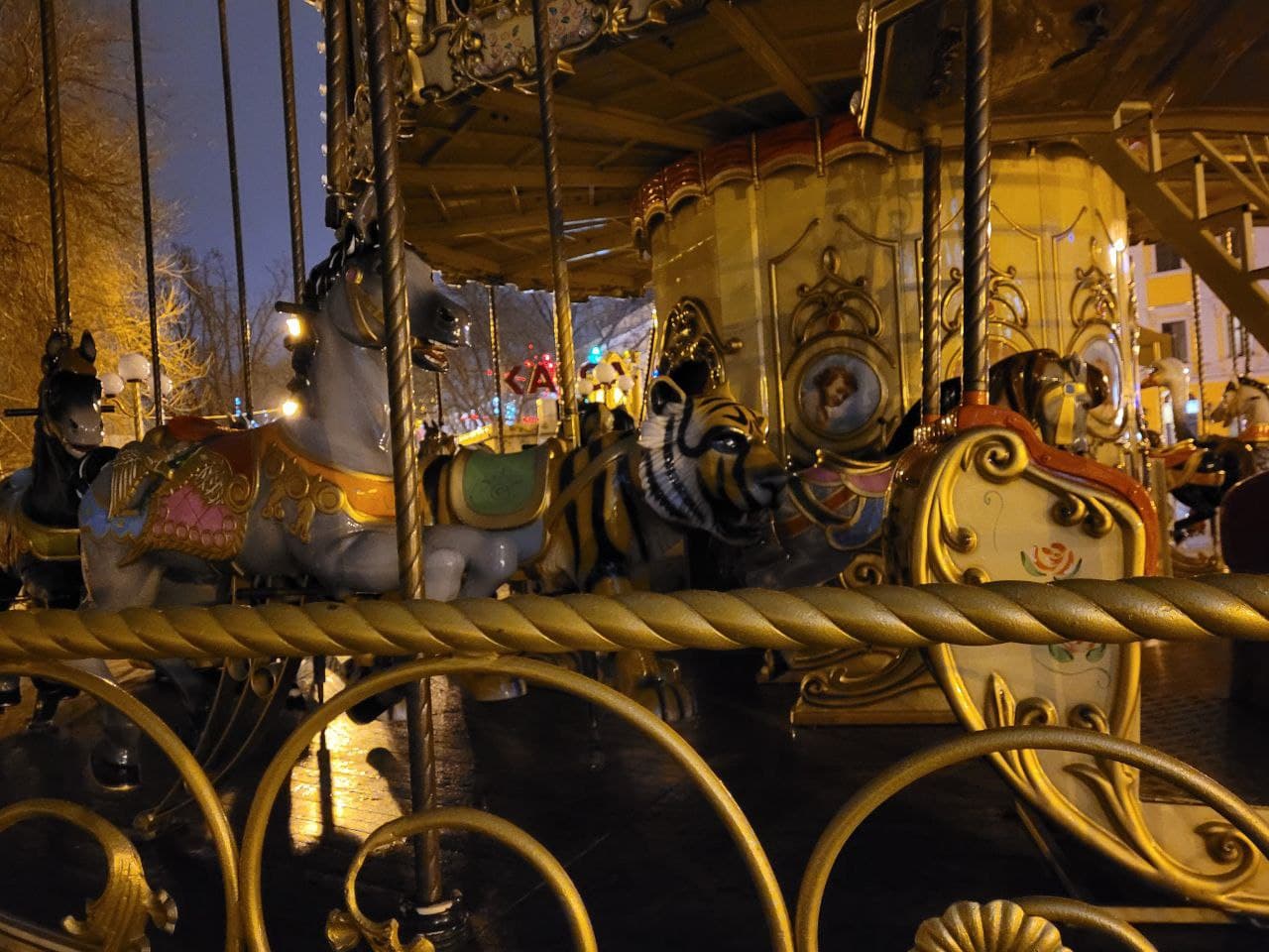 На ярусах карусели установлены фигуры животных.