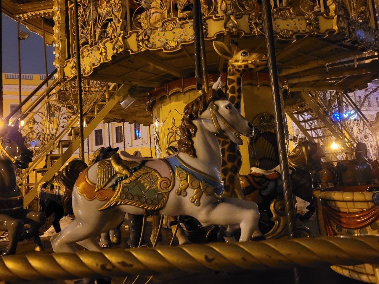Новогодняя карусель на Приморском бульваре.