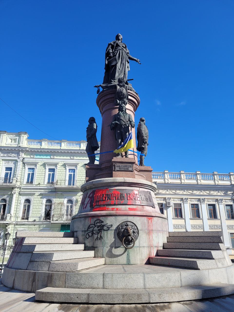 Памятник Екатерине II снова разрисовали.