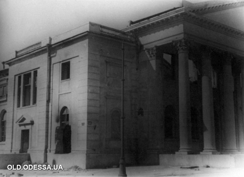 Разрушенное здание театра на улице Старопортофранковской, в будущем кинотеатр "Родина", 1944 год.