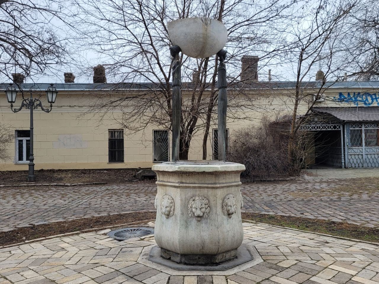 Колодец возле Воронцовского дворца.