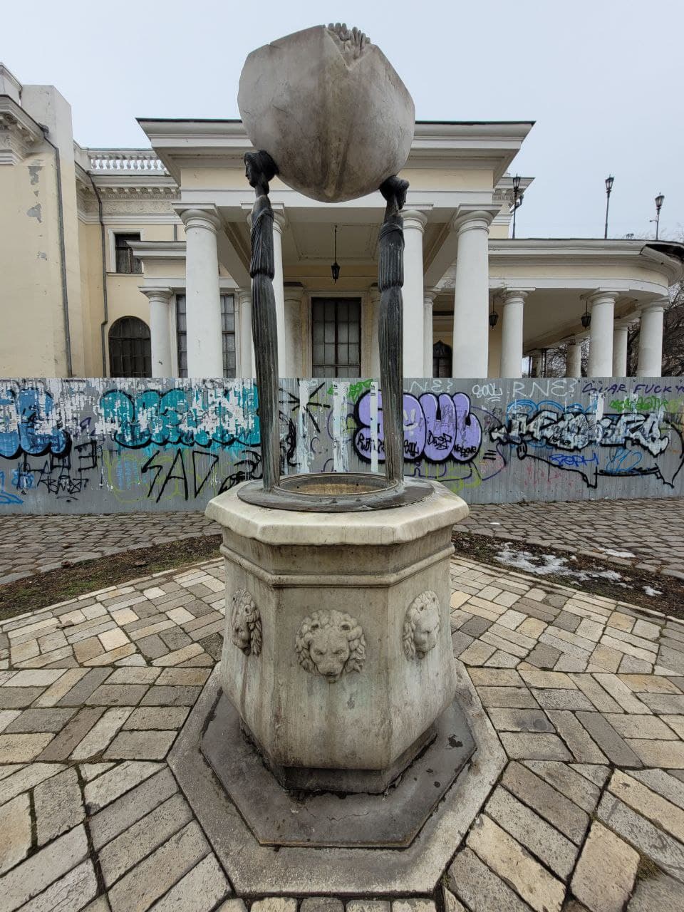 Колодец возле Воронцовского дворца.