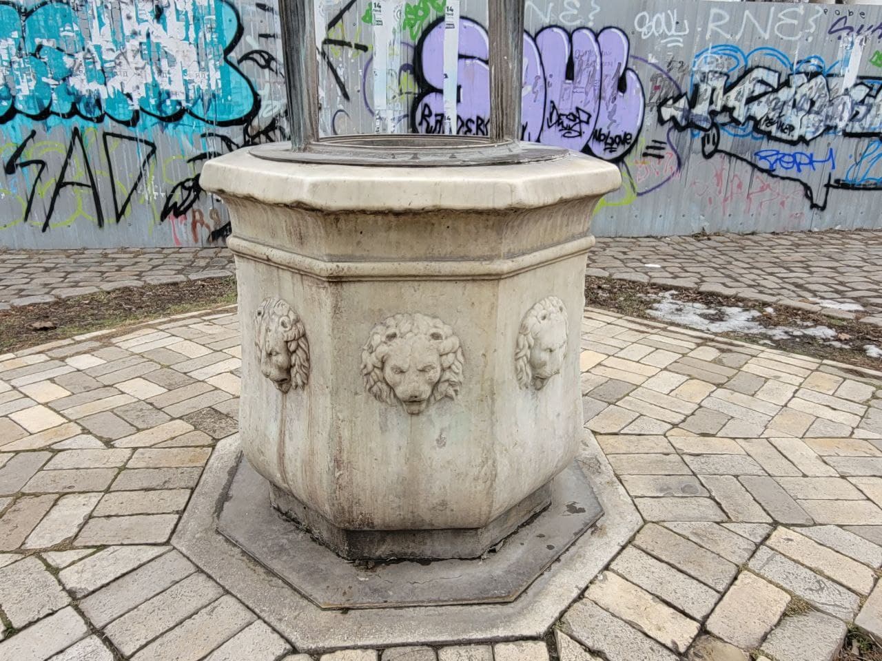 Колодец возле Воронцовского дворца.