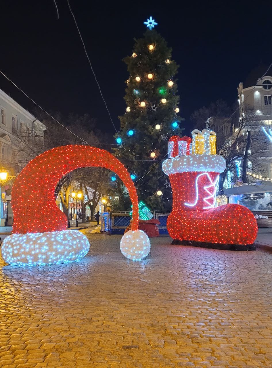 Колпак Дедушки Мороза под елкой на Дерибасовской.