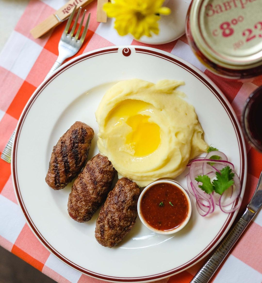 Картопляне пюре та котлети в кафе "Компот".