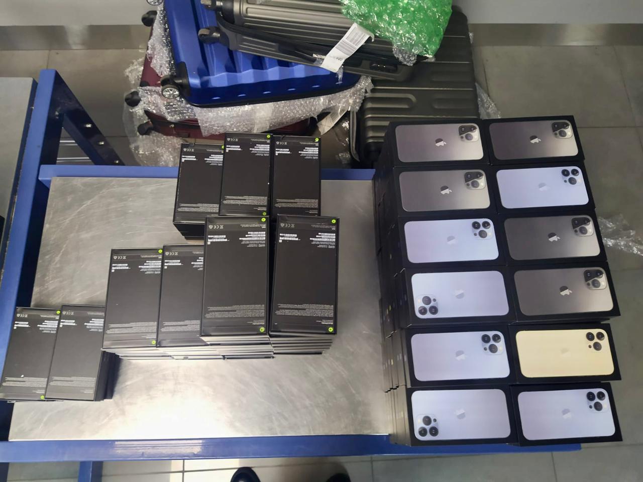 В аэропорту "Одесса" пограничники изъяли партию контрабандных гаджетов.