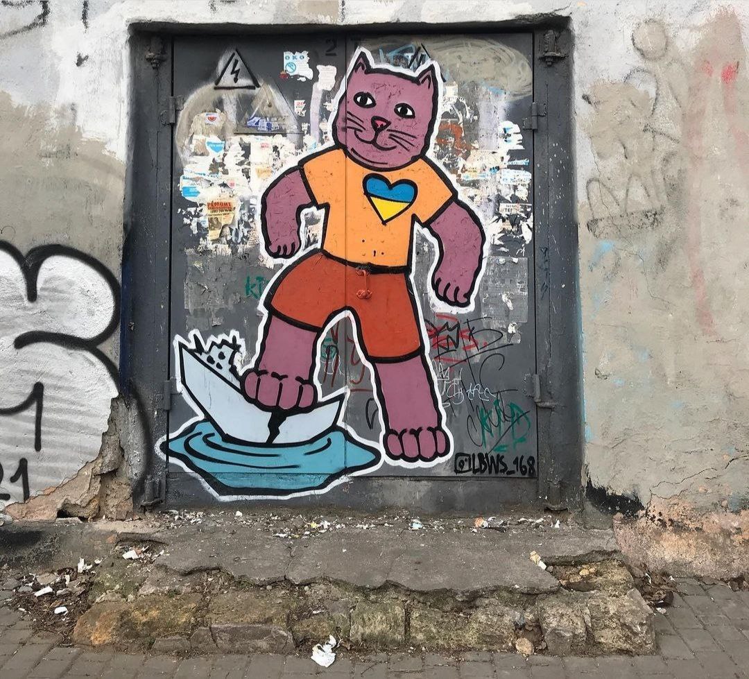 Граффити с котиком, который топчет вражеский корабль.