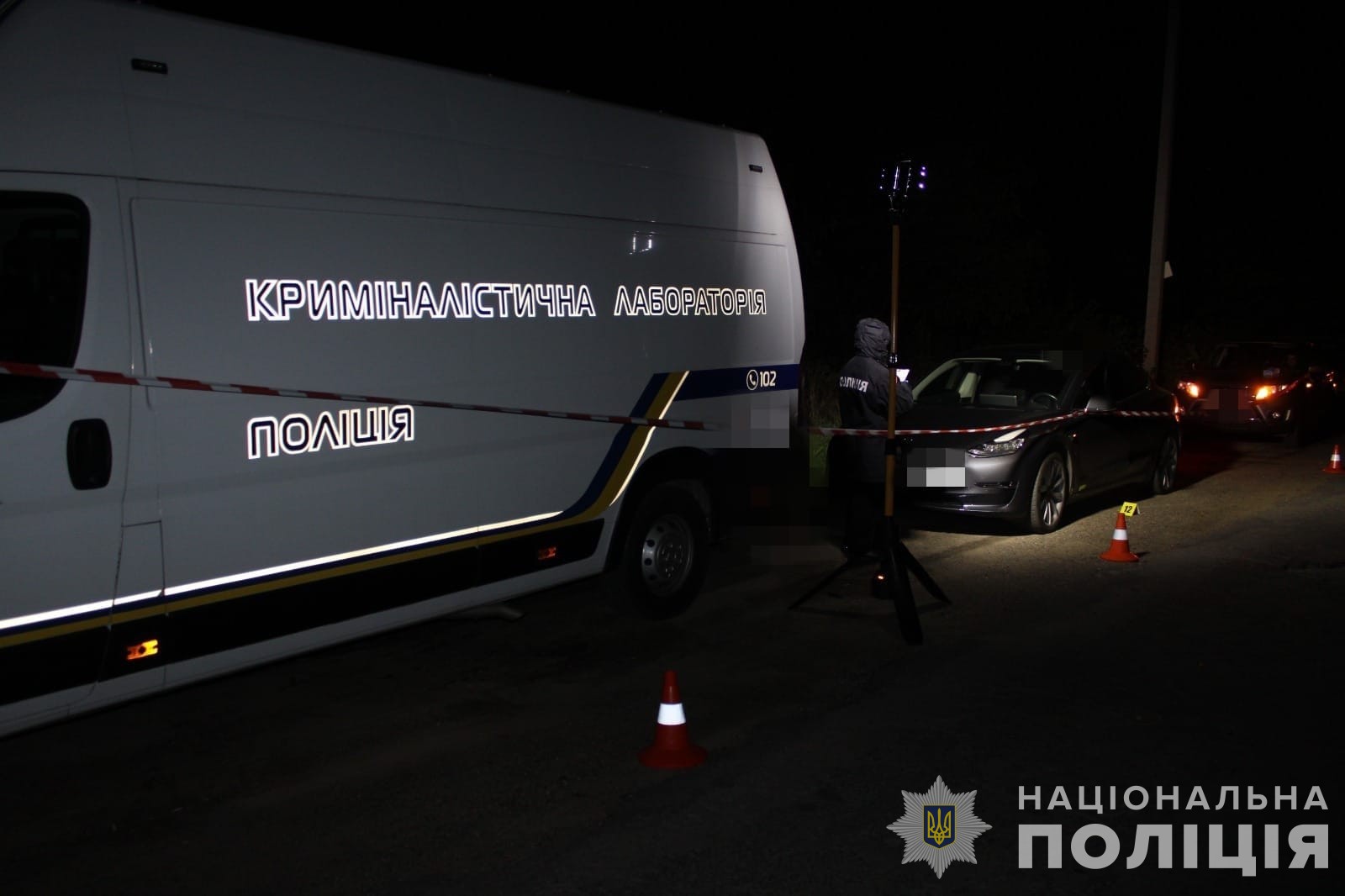 Криміналісти на місці, де виявили загиблого чоловіка.