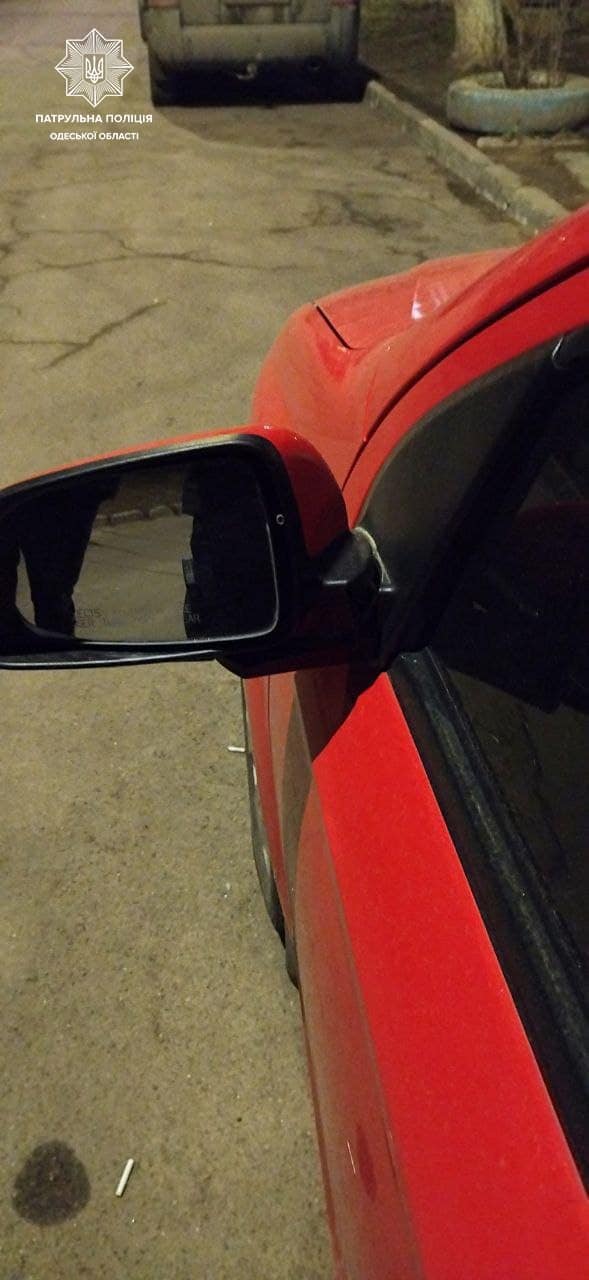 В Одессе пьяный неадекват крушил автомобили.