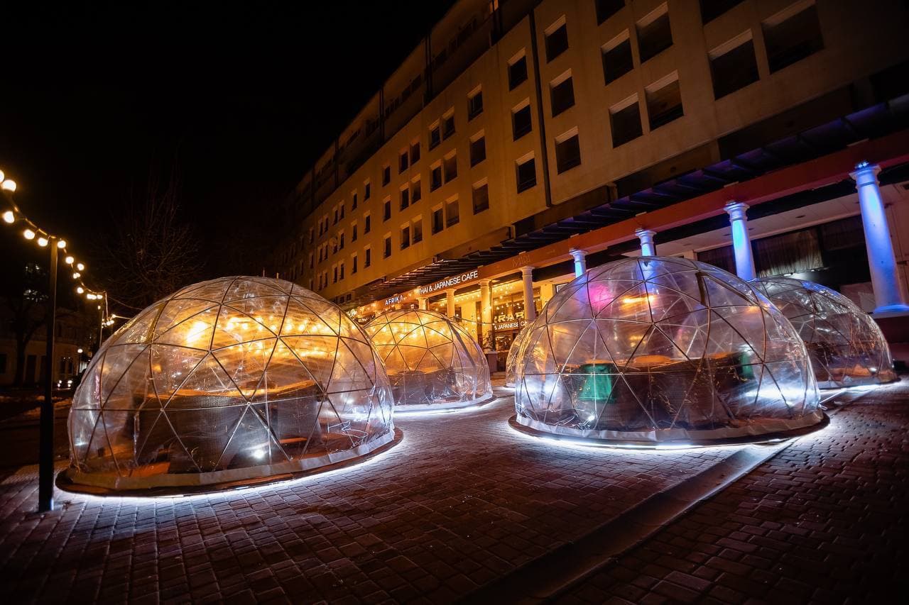 Зимняя площадка кафе на Греческой площади.