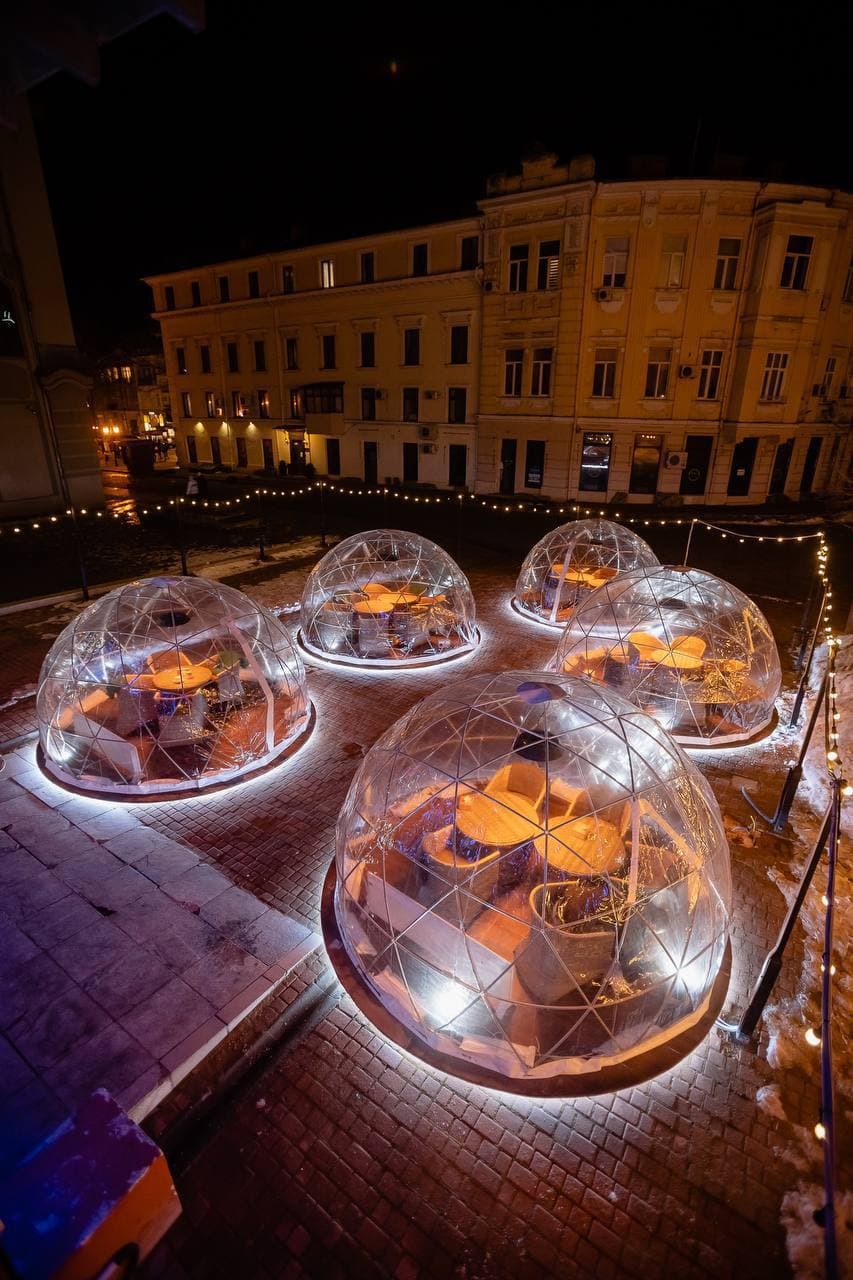 Зимняя площадка кафе на Греческой площади.