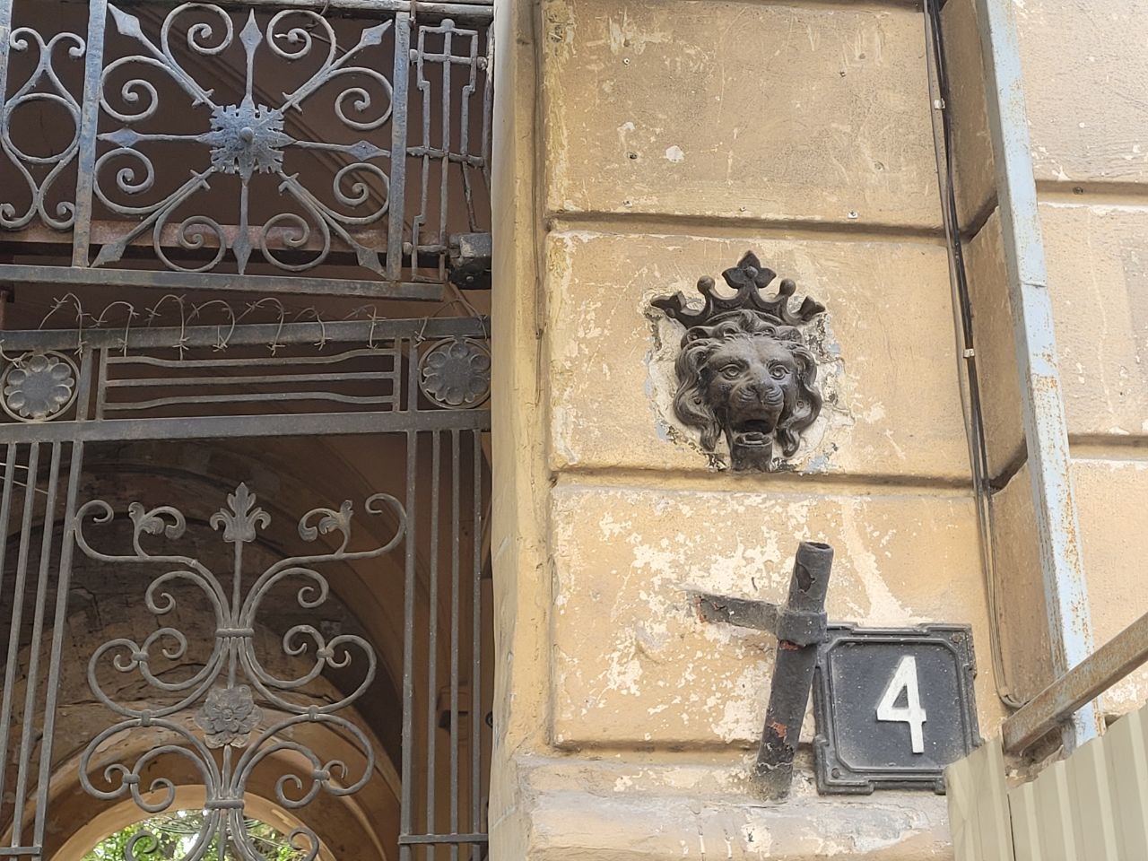 Лев на вулиці Гоголя, 4.