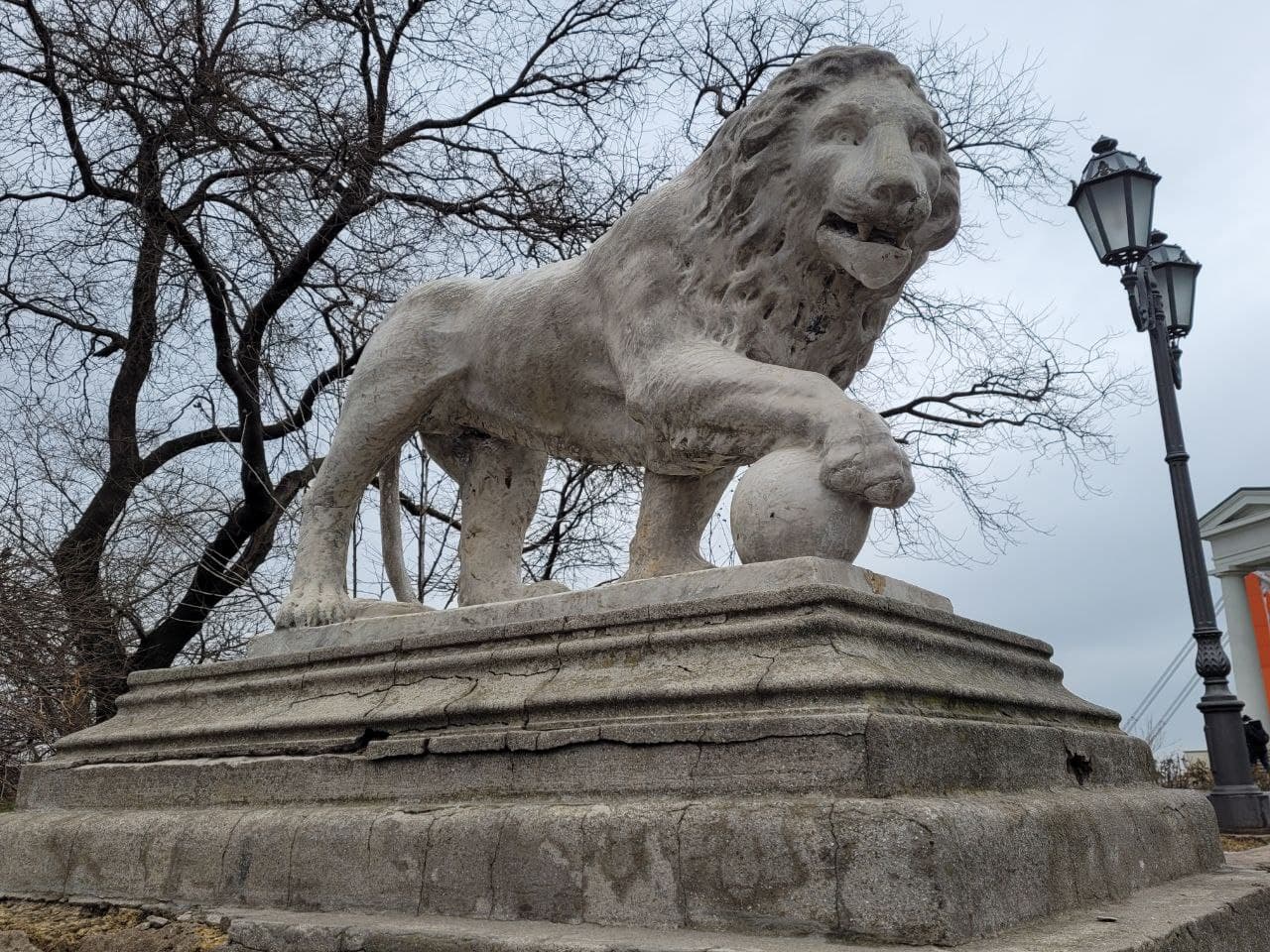 Скульптура лева біля Воронцовського палацу.