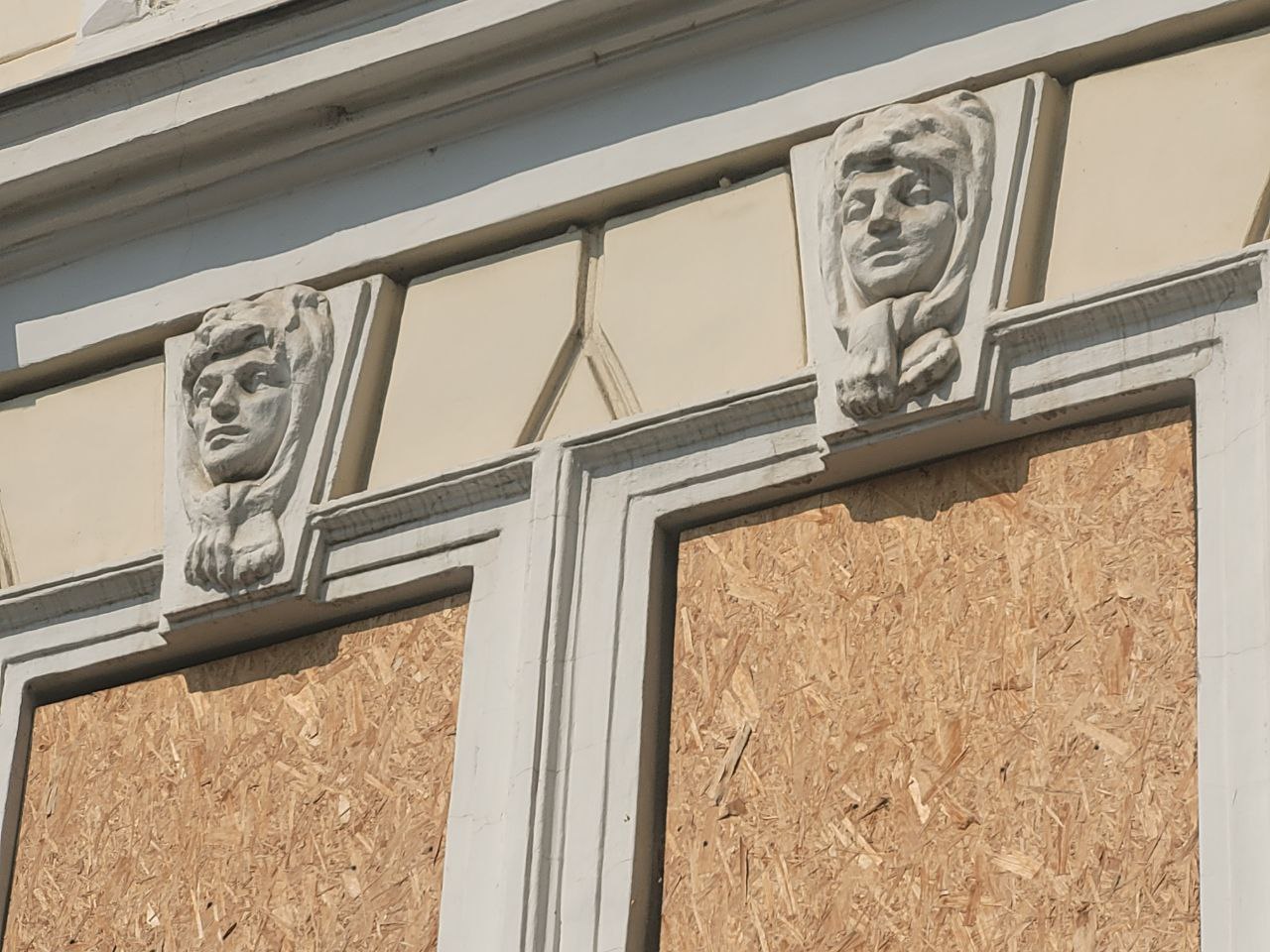 Чоловічі голови в лев'ячій шкурі на вулиці Гаванна, 4.