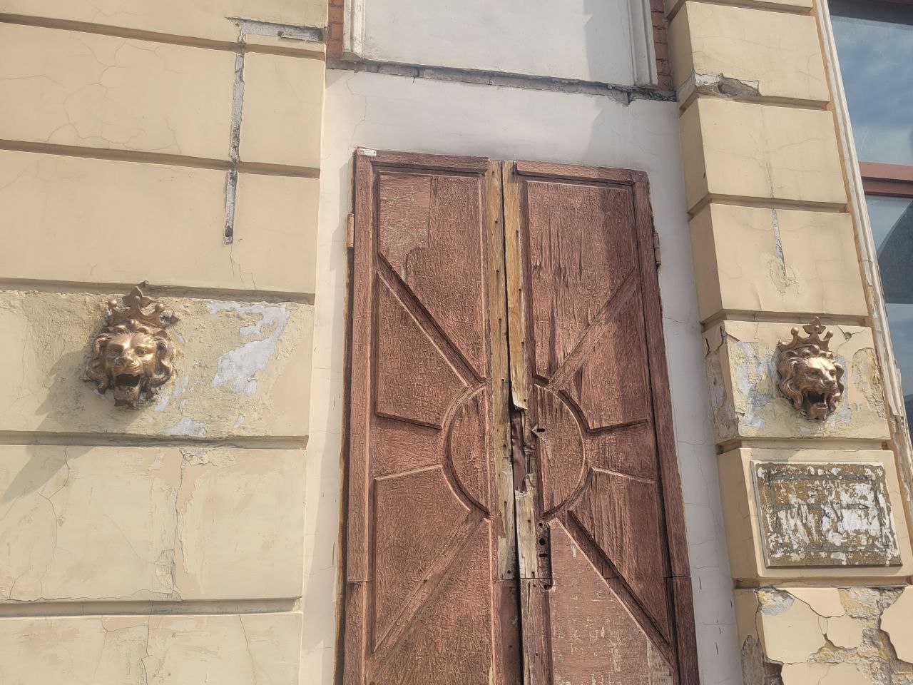 Лев на вулиці Ланжеронівська, 8.