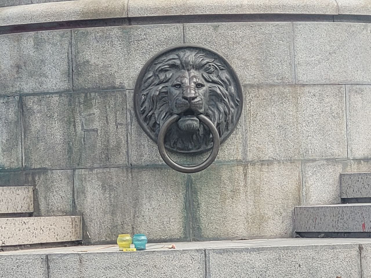 Лев біля постаменту колишньої пам'ятки Засновникам Одеси.