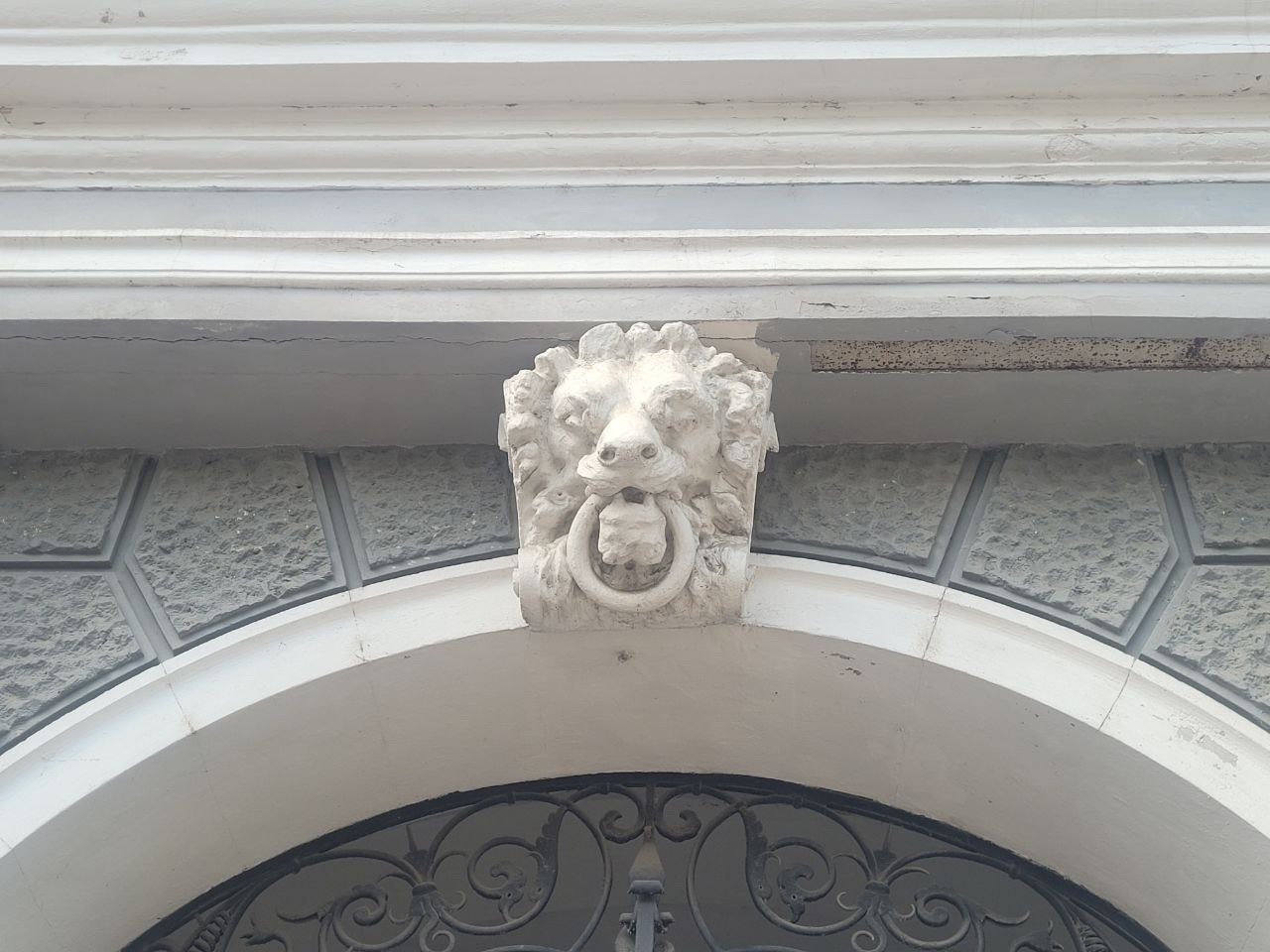 Лев на Європейській площі 7.