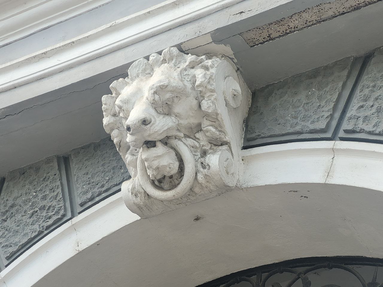 Лев на Європейській площі 7.