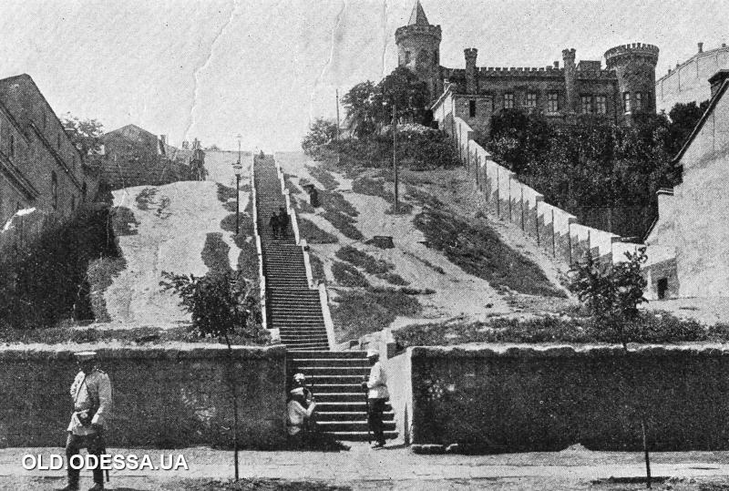 Лестница и замок Де-Азарта в 1905 году.