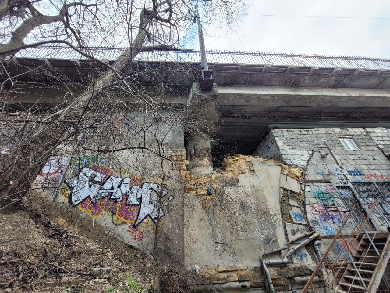 Під Строганівським мостом.