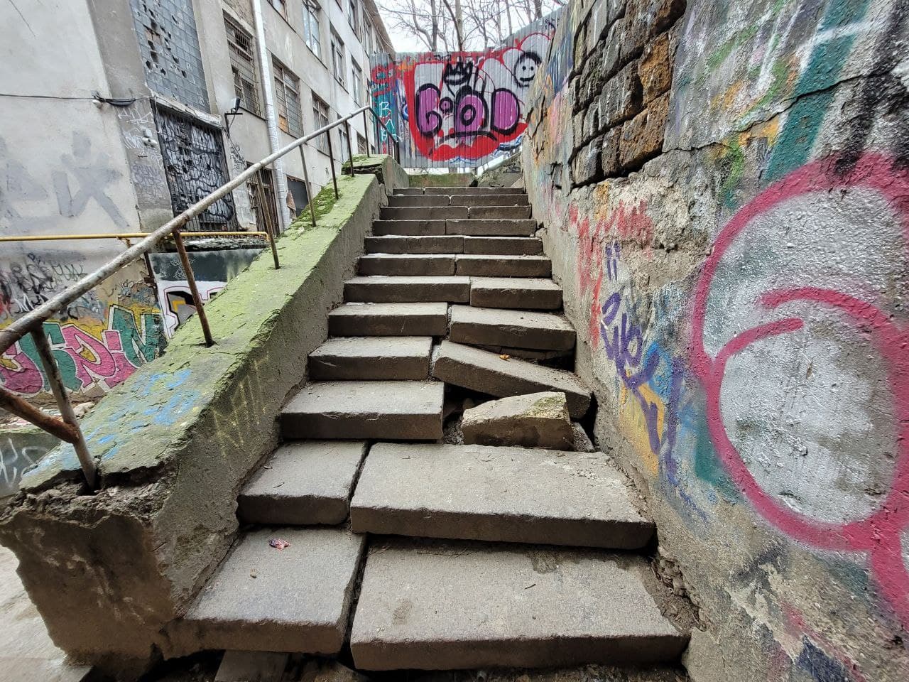 Сходи під Строганівським мостом.