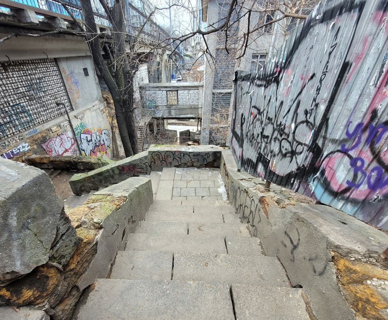 Сходи під Строганівським мостом.