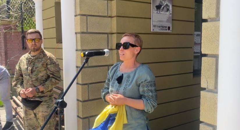 В Одеському зоопарку відкрили меморіальну дошку загиблому військовому та зооволонтеру Георгію Липському.