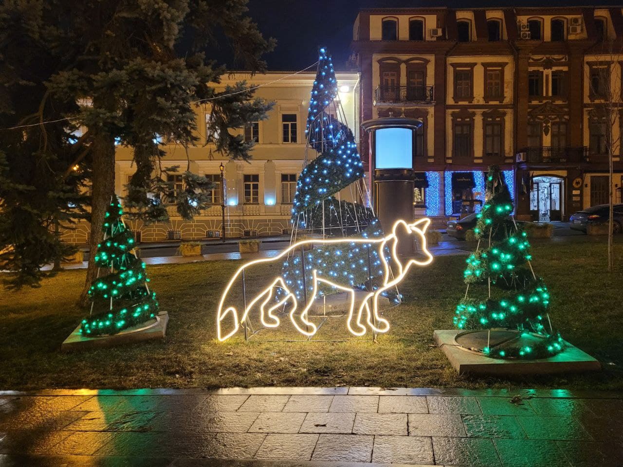 Инсталляции возле Оперного театра.