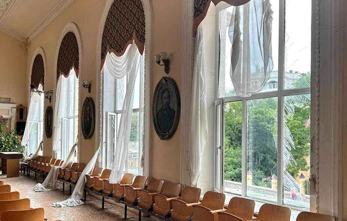 Лицей Столярского после обстрела.