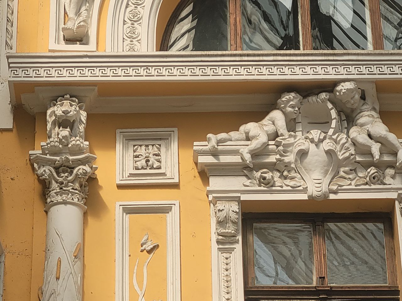 Леви у Пасажі.