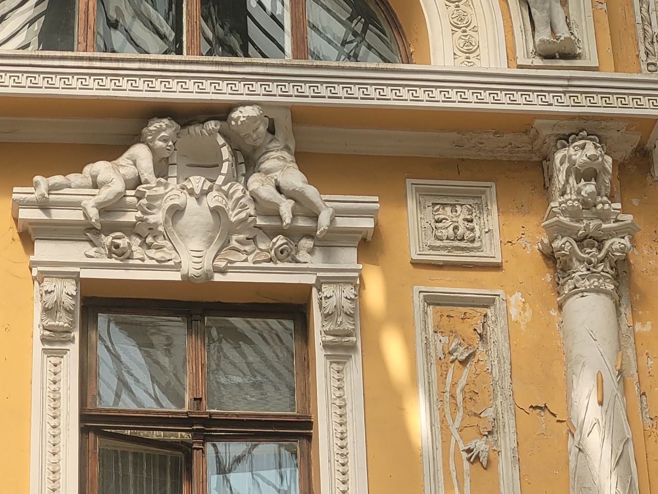 Леви у Пасажі.