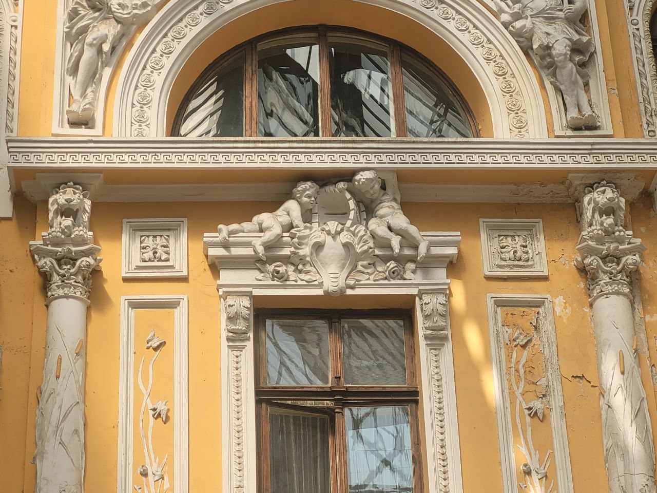 Леви у Пасажі.