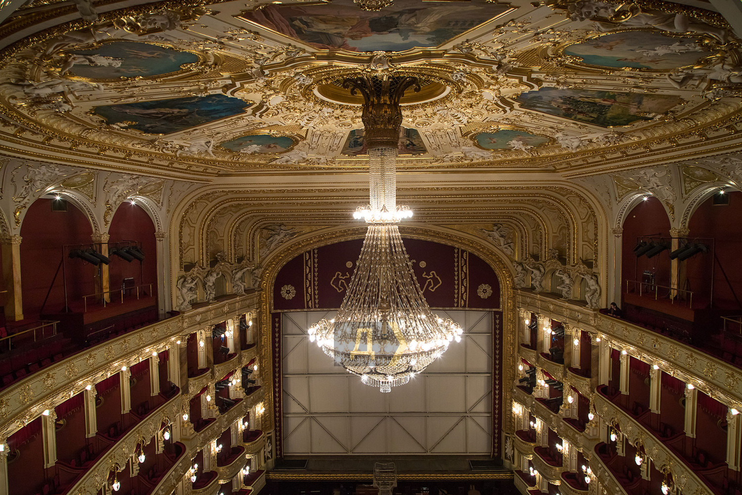 В Оперном театре опустят люстру.