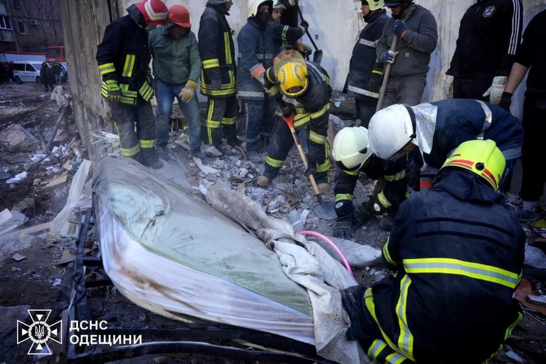 Спасатели деблокировали из-под завалов мать с четырехмесячным ребенком.